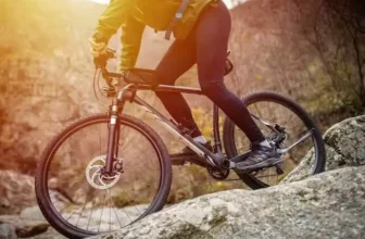 homem andando de bicicleta para trilha em um fim de tarde