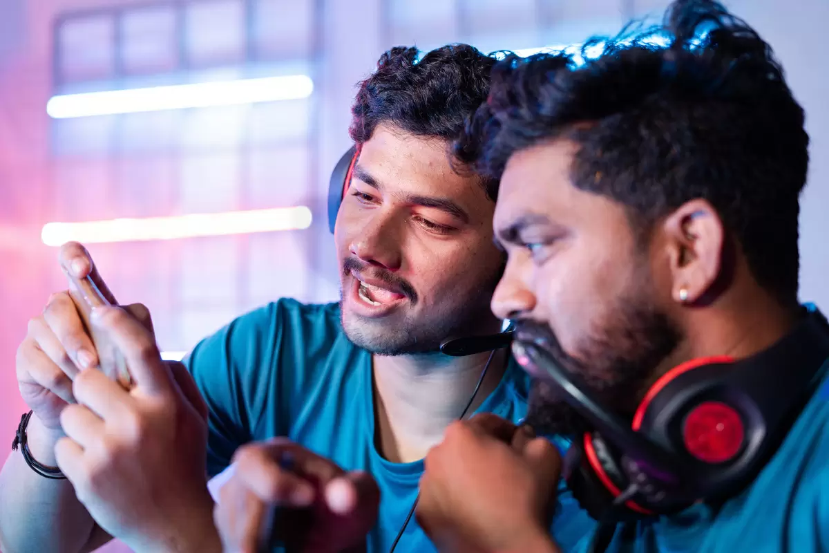 Dois homens jogando no celular.