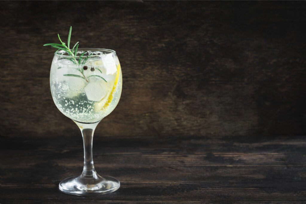 Taça de gin com um fundo em cimento queimado.