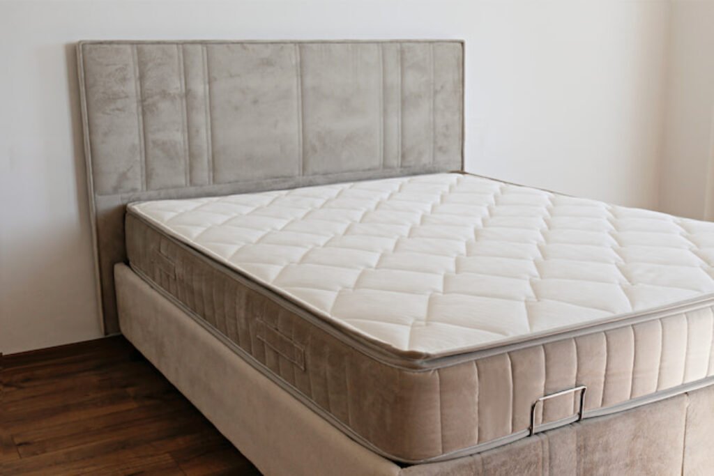 Cama de solteiro em destaque.