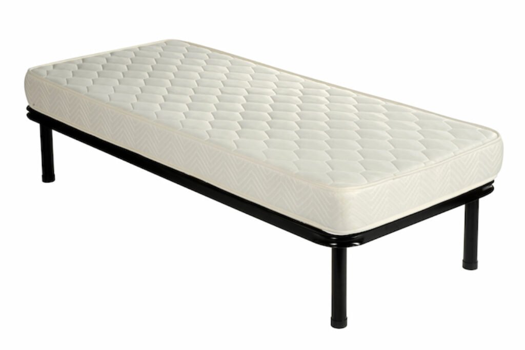 Colchão de solteiro em um fundo branco.