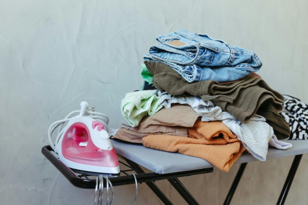 Roupas e ferro de passar roupa.