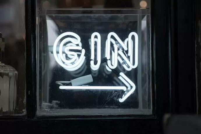 Placa indicando um bar que vende gim.