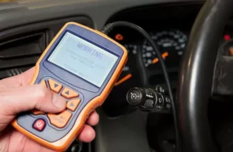Uma pessoa usando em um carro um dos melhores scanners automotivos.