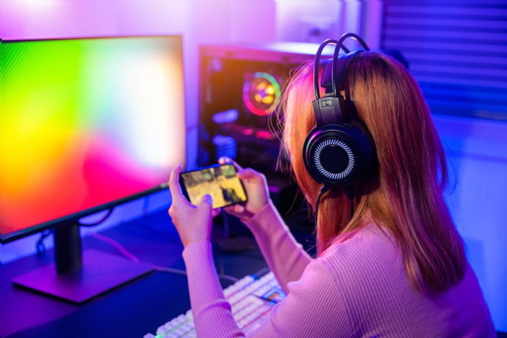Menina jogando próxima de um setup gamer.