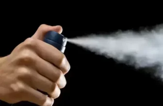 Desodorante aerosol sendo espirrado.