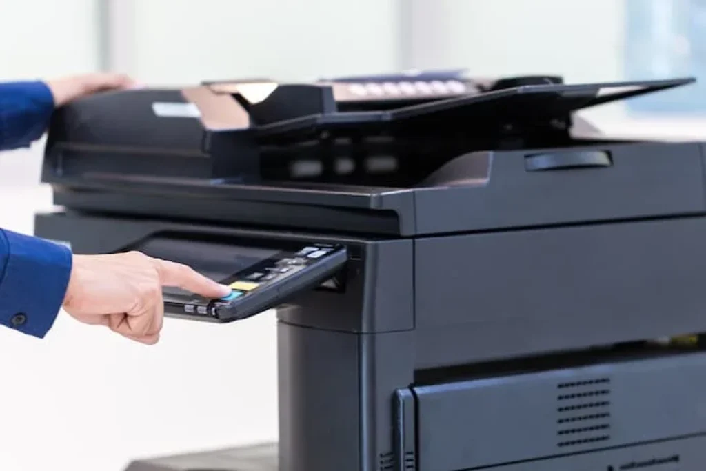 Uma pessoa usando o display de uma melhor impressora multifuncional.