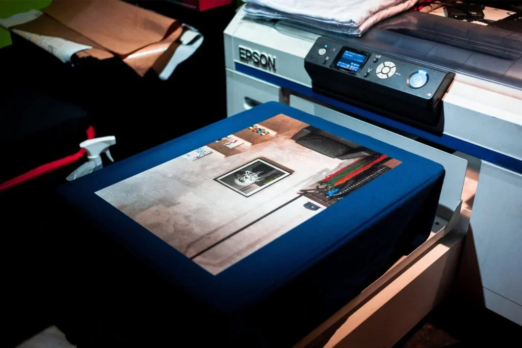 Uma foto sendo impressa em uma impressora Epson de alta qualidade.