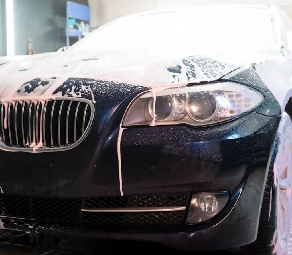 Um carro sendo lavado com lavagem profissional.