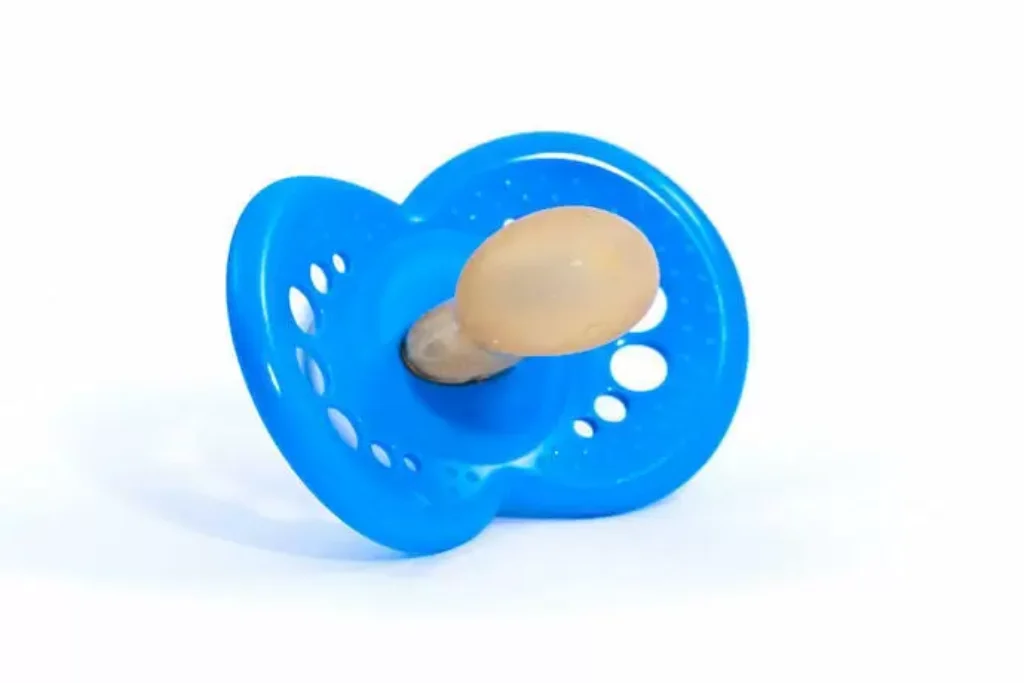 Uma melhor chupeta ortodêntica em um fundo branco.