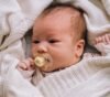 Um bebê usando a melhor chupeta para recém-nascidos.