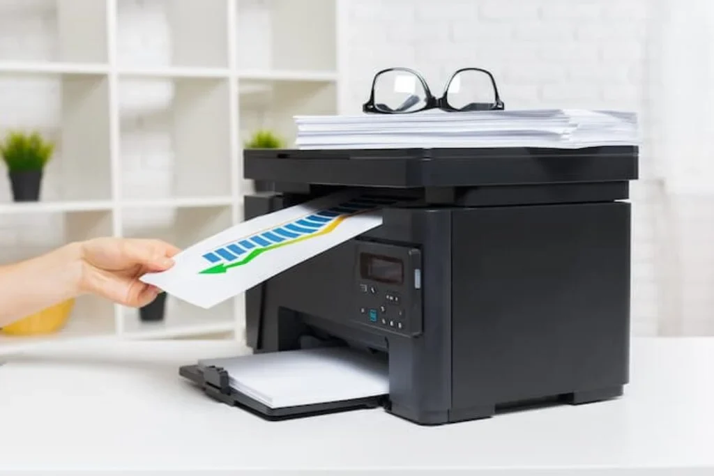 Uma impressora Wi-Fi em cima de uma mesa.