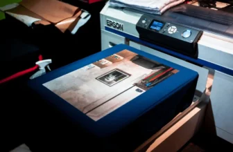 Uma melhor impressora para sublimação da Epson imprime uma foto.