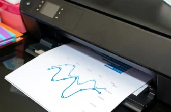 Uma melhor impressora tanque de tinta imprimindo uma folha com gráficos.