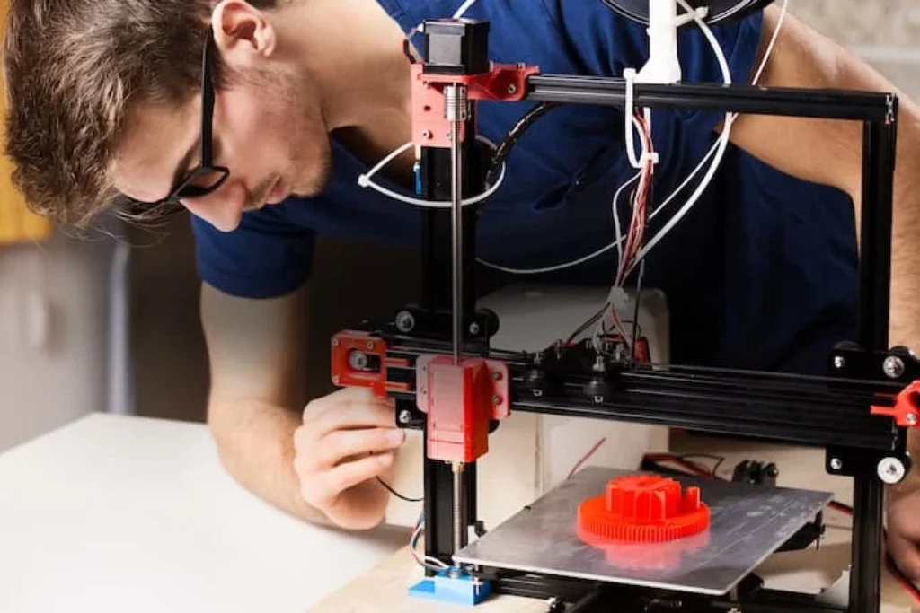 Um homem regulando uma melhor impressora 3D em um oficina.