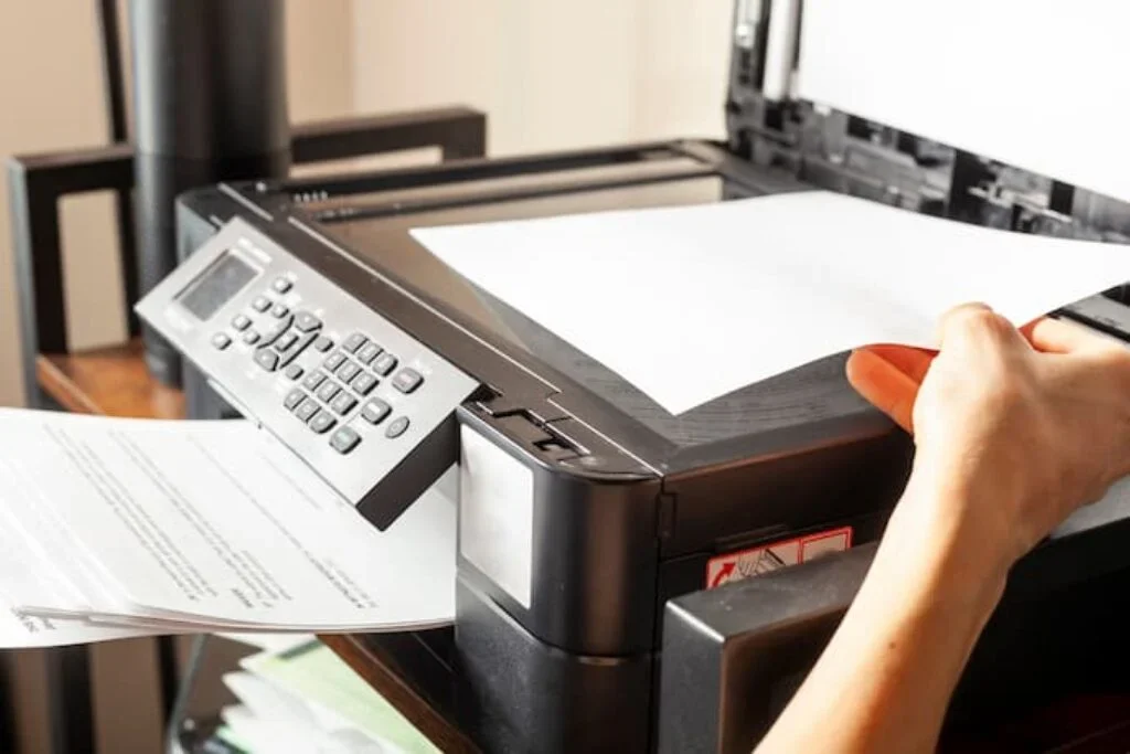 Uma impressora com o scanner aberto para digitalizar documentos.