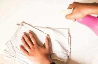 Pessoa passando roupa.