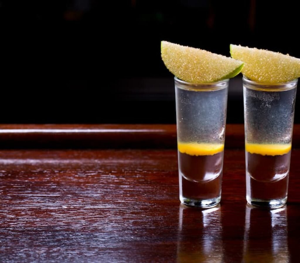 Dois copos com a melhor vodka russa e com limão.