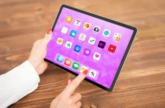 Pessoa utilizando tablet para estudar.