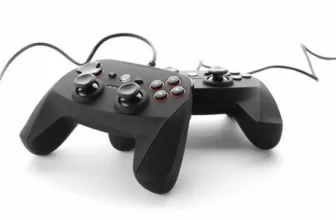 Dois controles para PC em um fundo branco.