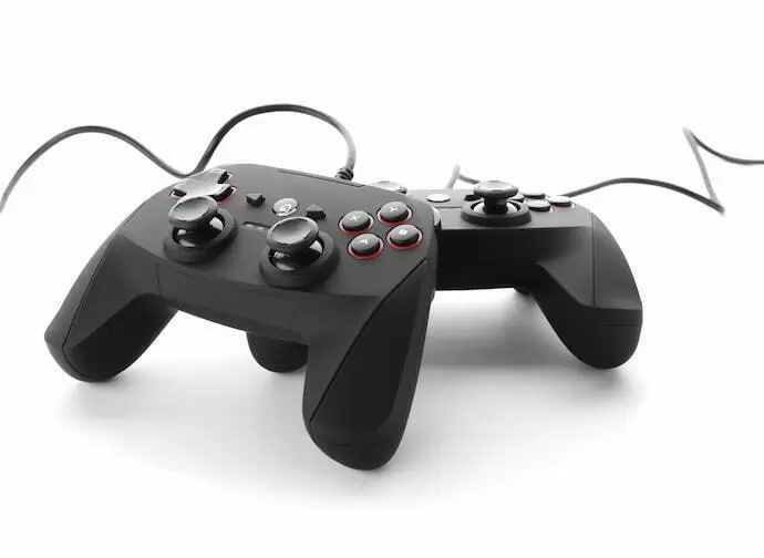 Dois controles para PC em um fundo branco.