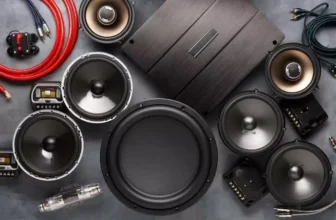 Conjunto de subwoofers agrupados.