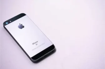 iPhone em um fundo cinza.