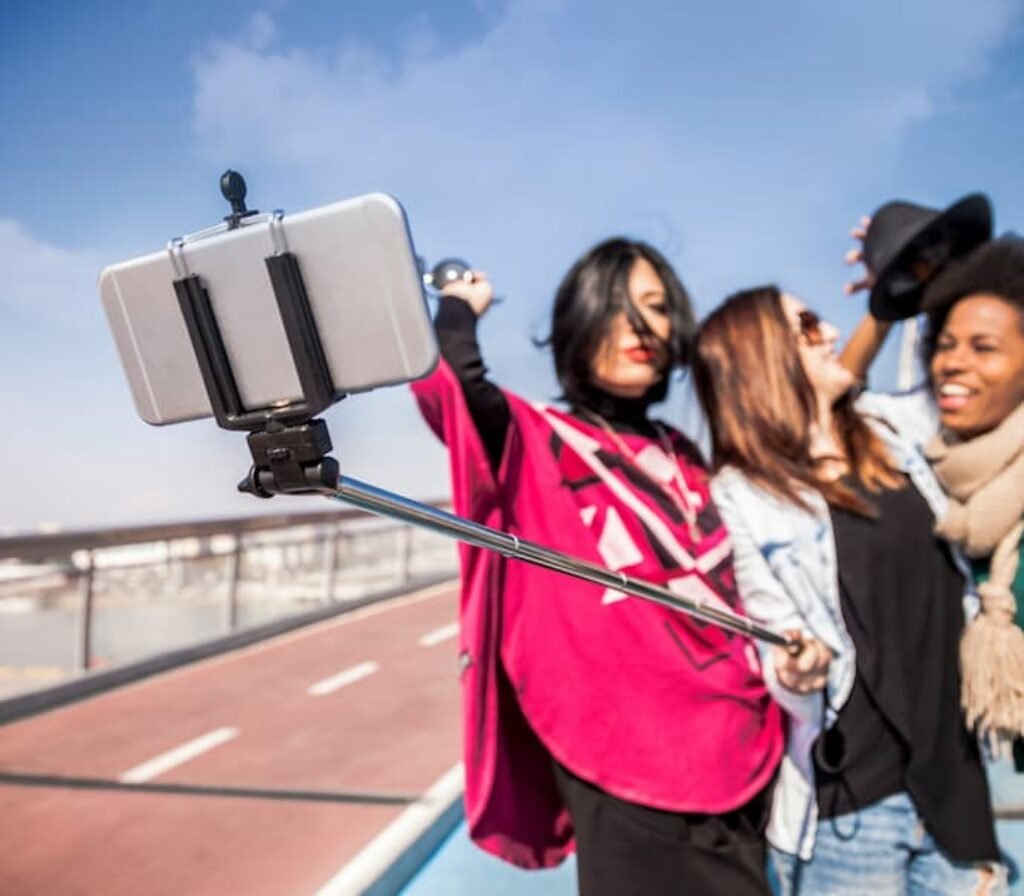 Amigas na estradas em uma selfie.