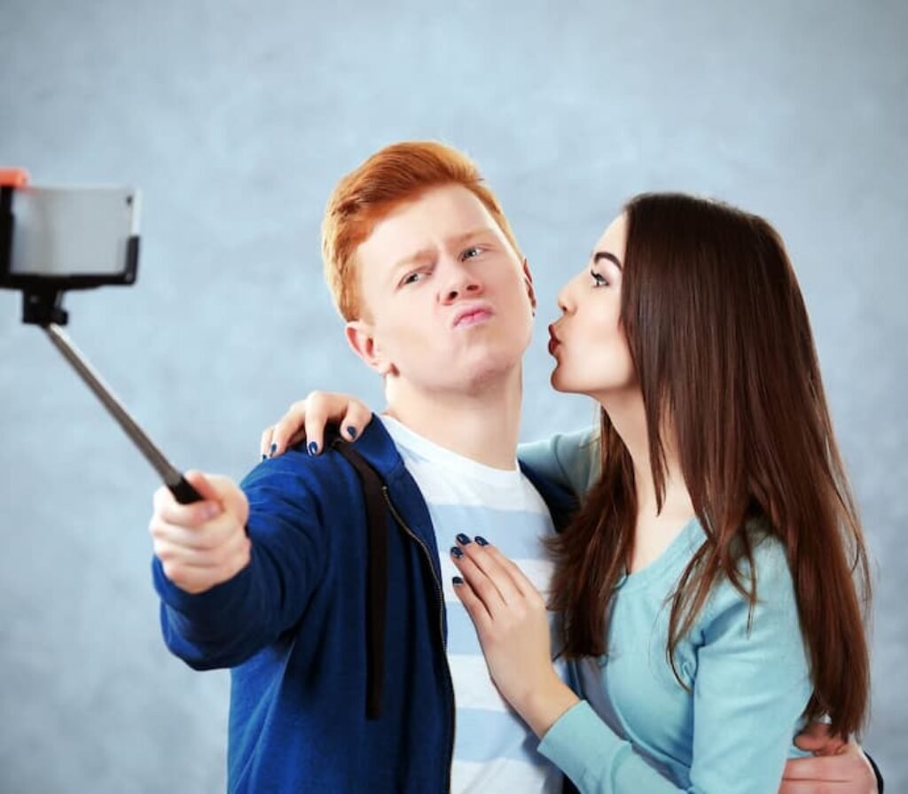 Um casal tirando uma selfie.