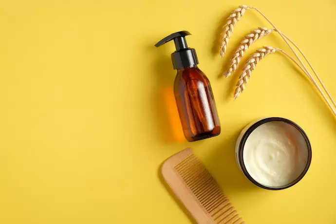 Produtos de reconstrução capilar, incluindo um óleo e um creme.
