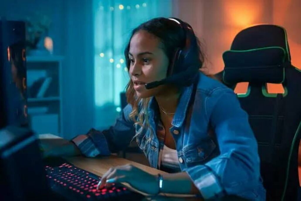 Menina jogando de headset em seu quarto.