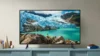 TV em um rack passando a imagem de uma paisagem.