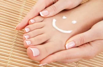 Um creme desenhado como um sorriso no pé de uma pessoa.