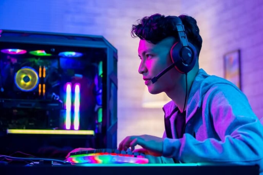 Um adolescente com o melhor headset gamer jogando um jogo.