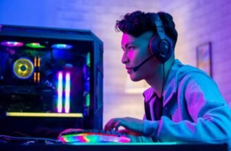 Um adolescente com o melhor headset gamer jogando um jogo.