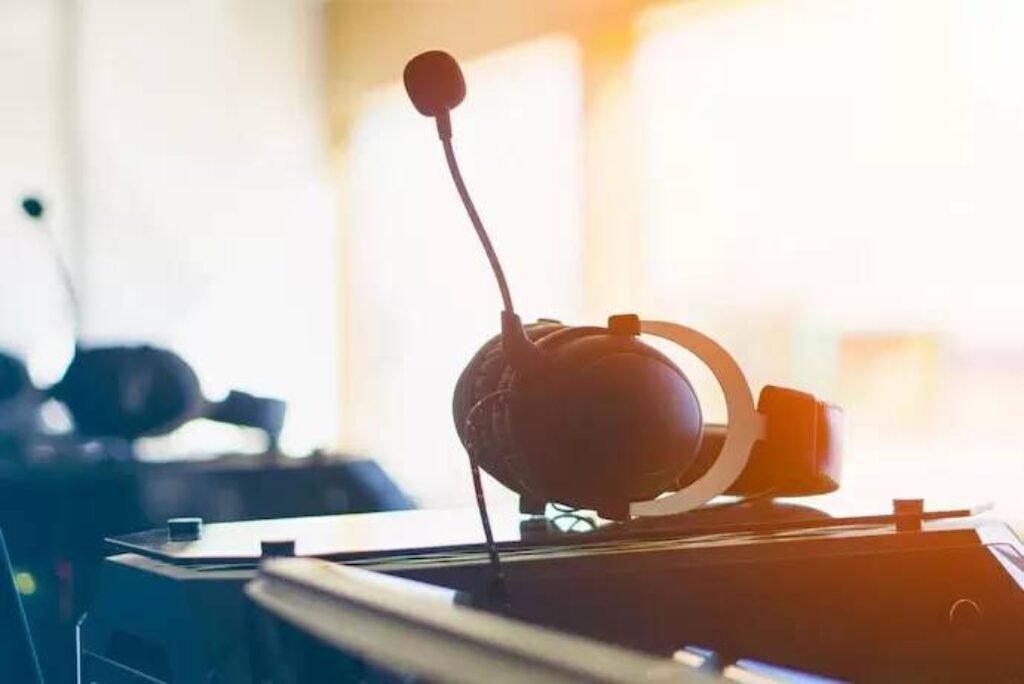 Headphone em um ambiente iluminado por luz natural.