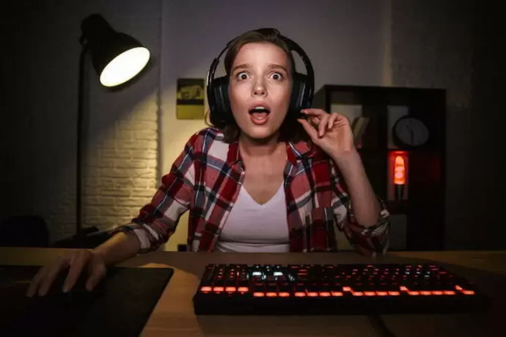 Uma garota em uma mesa game que está imergindo no jogo.