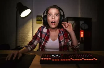 Uma garota em uma mesa game que está imergindo no jogo.