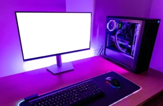 Um melhor monitor gamer em cima de uma mesa gamer.
