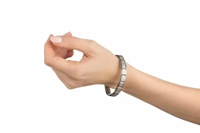 Um braço com uma melhor pulseira magnética.