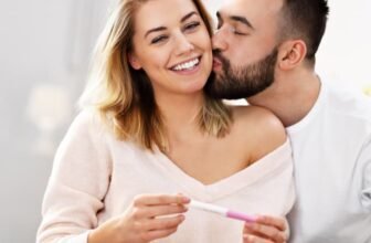 Uma casal comemorando pela gravidez diagnosticada no teste.