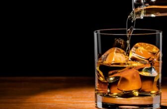 Um copo com gelo cheio do melhor whisky.
