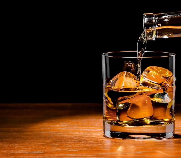 Um copo com gelo cheio do melhor whisky.