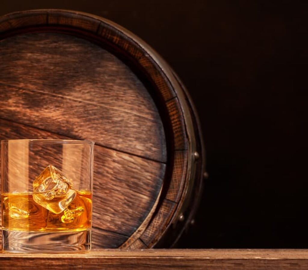 Um copo de whisky escocês.