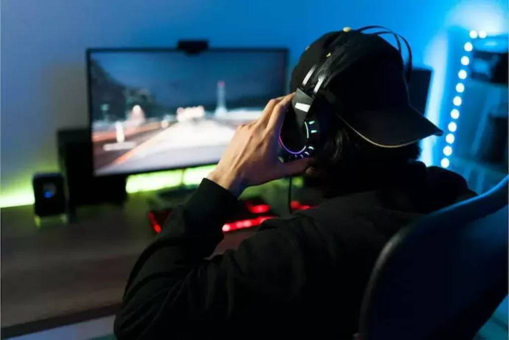 Rapaz jogando com headset.