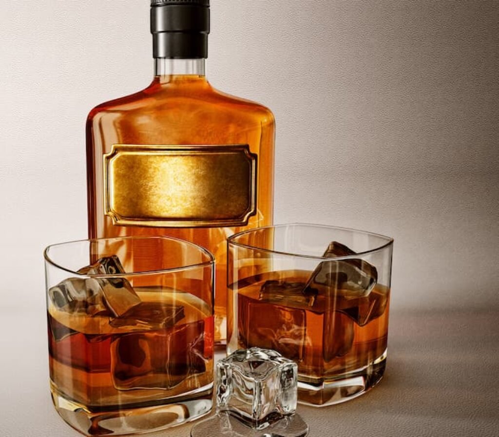 Uma garrafa e dois copos de whisky.