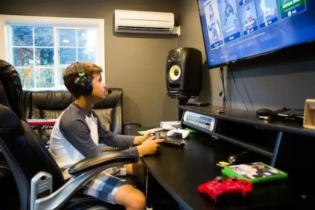 Menino jogando PlaystatIon 4 em um monitor.
