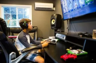 Menino jogando PlaystatIon 4 em um monitor.