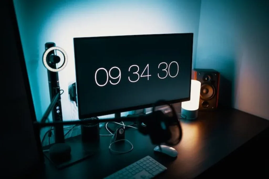 Um monitor 4k mostrando as horas.