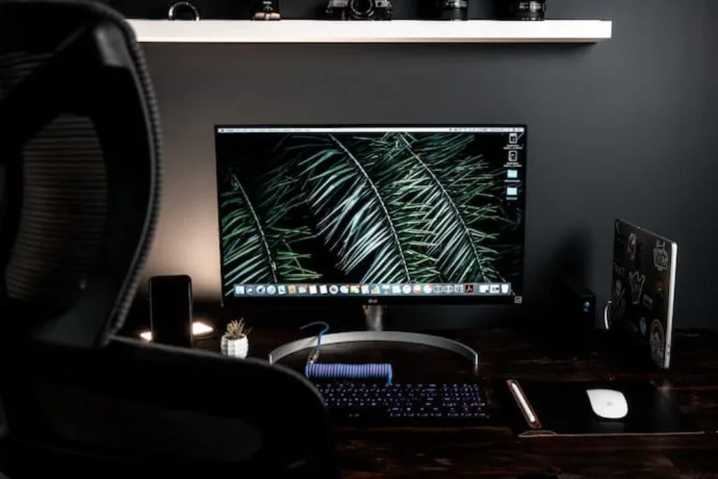 Um monitor transmitindo imagens da natureza.